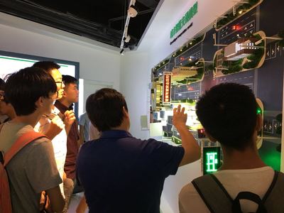 璀璨光影映初心 石油大學(xué)學(xué)子探秘依魯光電LED異型屏的無(wú)限可能